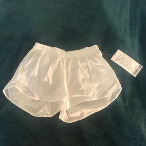 NWT WHITE LULULEMON HOTTY HOT LR SHORT 4”